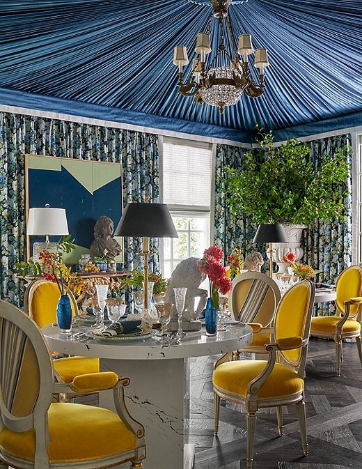 corey damen jenkins, dallas kips bay, maximalist dining room, eclectic dining room, yellow dining chairs, blue ceiling